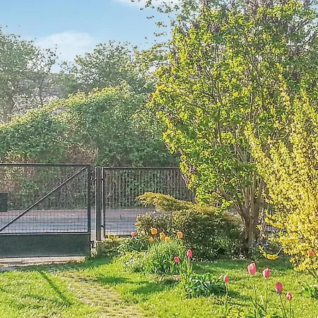 2 Bedroom Cozy In Nowe Warpno