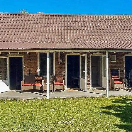 2 Bedroom Cozy In Nowe Warpno